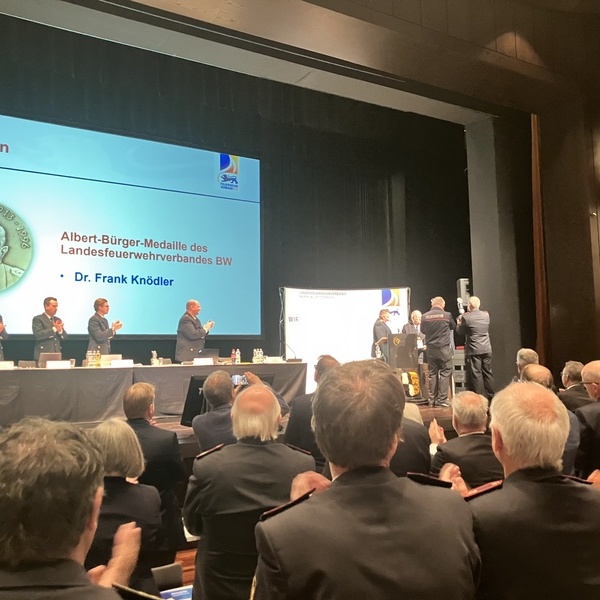 LFV-Ehrenprsident Dr. Frank Kndler erhlt die Albert-Brger-Medaille